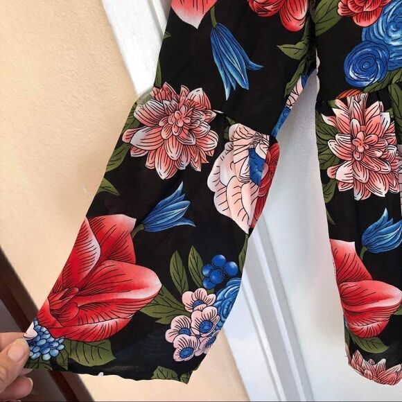 3/$25 Cherish Bell Sleeve Tie Back Floral Blouse .Size M - Picture 7 of 9